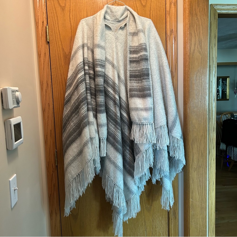 Soft Warm Alpaca Poncho Wrap. Excellent condition. $50